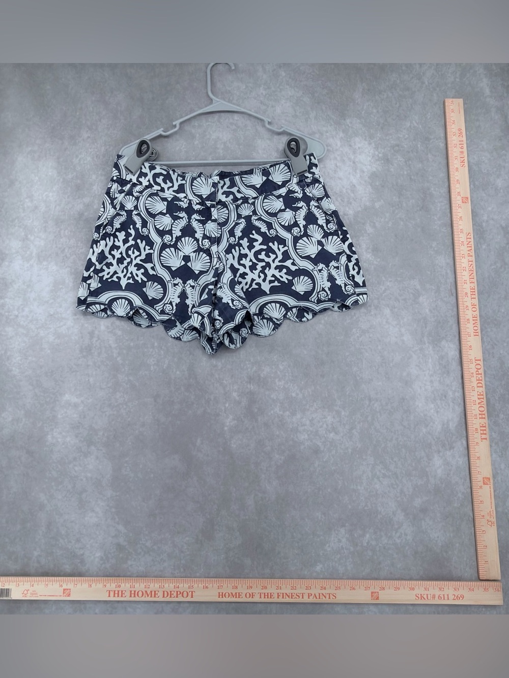 Crown and Ivy Navy & White Scallop Hem Women's Shorts size 8